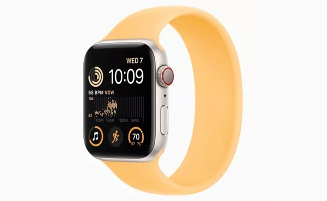  اپل واچ SE 3 با بند زرد که صفحه امکانات ورزشی را نشان می&zwnj;دهد